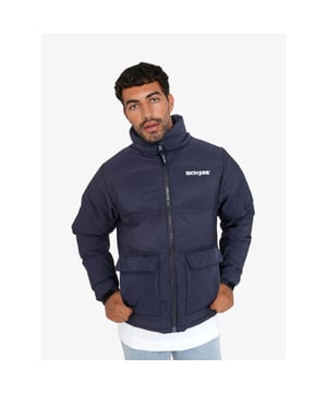
De Sixth June Thermo Jas in de kleur Navy heeft grote cargo zakken en steekzakken. De jas heeft een wit logo op de borst en een capuchon in het ritsvak. 				

Pasvorm: Dit item valt klein. Wij raden een maat groter aan.