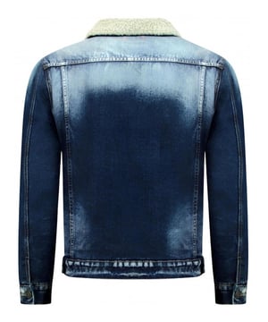 De meeste dromen zijn bedrog; maar met dit topitem uit de meest recente collectie van Warren Webber worden ze werkelijkheid! 
Bent u op zoek naar een leuke Trucker Heren Jack ? Dan heeft u hier de perfecte jas voor uzelf gevonden. Dit model sluit heerlijk aan op uw lichaam door de slim fit pasvorm en creëert een stijlvolle, maar ook stoere denim look. - <p><strong>Productinformatie:</strong></p>
<ul>
<li>De jas heeft een Trucker Heren design </li>
<li>Comfortabel en warm design</li>
<li>Is gemaakt van Spijker stof</li>
<li>Wordt geleverd in de kleur denim</li>
<li>Kort model met een slim fit pasvorm</li>
<li>Het materiaal bestaat uit 95% katoen</li>
<li>De voering bestaat uit 95% katoen</li>
<li>Het model heeft vier jaszakken en één binnenzak</li>
<li>Breng hem naar de stomerij en was hem niet zelf</li>
<li>Verkrijgbaar in de maten S – M – L - XL</li>
</ul>