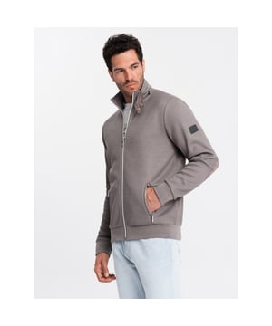 
Tussenjas heren | Herenjas | Moda Italia | 0154

 

 

 De tussenjas voor heren is ontworpen voor outdoor-styling. Hij heeft een zachte fleece binnenkant die perfect is voor koudere dagen. De kraag die onder de nek is vastgemaakt met een afneembare patch biedt bescherming tegen de wind. Ruime zakken met rits geven genoeg ruimte voor je spullen in de grijze herenjas.

 

 

 ombre Eximio-collectie
herenjas voor alle seizoenen
hoge kraag
decoratieve rits aan de achterkant van de kraag
twee zakken met rits aan de zijkant
mouwen en onderzoom afgewerkt met een bies
decoratieve patches op ellebogen
zachte fleece binnenkant
patch met merk op mouw
Materiaal: 100% polyester
Kleur: Grijs-Ash
Lengte van het model: 186 cm.
Model toont product in maat: M