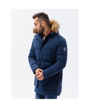 
<p>Winterjas heren | Parka | Moda Italia | C554</p>
<p>Stoere heren winterjas van het Style Italy merk Ombre. Deze parka voor mannen is ideaal te gebruiken voor de koudere seizoenen zoals herfst en winter.<br />
De parka voor heren is voorzien van 6 voorzakken met ritsen.<br />
Binnenzak<br />
Afneembaar imitatie bontje<br />
Opstaande kraag bevestigd met aantrekkoord<br />
Hoogte model: 188 cm<br />
Het model presenteert het product in maat: M</p>
<p>Buitenlaag: 100% Polyester, vulling: 100% polyester, voering: 100% polyester<br />
Kleur: Marine / Navy<br />
Merk: Ombre</p>