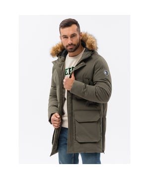 
<p>Winterjas heren | Parka | Moda Italia | C554</p>
<p>Stoere heren winterjas van het Style Italy merk Ombre. Deze parka voor mannen is ideaal te gebruiken voor de koudere seizoenen zoals herfst en winter.<br />
De parka voor heren is voorzien van 6 voorzakken met ritsen.<br />
Binnenzak<br />
Afneembaar imitatie bontje<br />
Opstaande kraag bevestigd met aantrekkoord<br />
Hoogte model: 188 cm<br />
Het model presenteert het product in maat: M</p>
<p>Buitenlaag: 100% Polyester, vulling: 100% polyester, voering: 100% polyester<br />
Kleur: Kaki - Olijf groen<br />
Merk: Ombre</p>