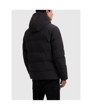 
Maak kennis met ons Activewear jack met capuchon, ontworpen voor zowel stijl als prestaties. Dit halflange jack met normale pasvorm is gemaakt van 100% geweven nylon Taslon voor duurzaamheid en lichtgewicht comfort, met een matte afwerking die een moderne, ingetogen look toevoegt. De jas is geïsoleerd met Sugenro 100% gerecyclede polyester vulling, die warmte biedt met behoud van een milieubewuste uitstraling. De voorkant is voorzien van een eenrichtingsrits met een extra flap die is vastgezet met drukknopen voor extra bescherming tegen de elementen. Twee zijzakken met ritssluiting en voering van polarfleece bieden warmte en veilige opslag. Het ontwerp wordt aangevuld met een windstopperkraag en manchetten, samen met een binnenzak met ritssluiting voor extra gebruiksgemak. Een klein zwart driehoekig logo met HD-rubberprint is subtiel op de capuchon geplaatst, terwijl de linkerbovenarm is versierd met een HD-rubberen badge met onze merknaam omgeven door vilt, wat een onderscheidend merkaccent toevoegt. Deze jas combineert functionaliteit naadloos met een modern design, waardoor het een veelzijdige aanvulling is op elke actieve garderobe.