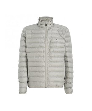 Dit is je kans om de dit topitem uit de laatste collectie van Tommy Hilfiger in je bezit te krijgen. Ben jij ook Tommy Hilfiger fan?
Tommy Hilfiger jas 18763 - Stone