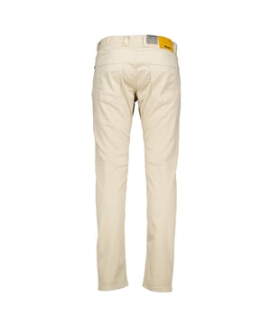 
De Alberto 4507 Slim pantalon is perfect voor degenen die op zoek zijn naar zowel comfort als stijl. Deze lange broek heeft een effen beige kleur en is gemaakt van super stretch stof, wat zorgt voor maximale bewegingsvrijheid. De slim fit snit geeft deze pantalon een moderne uitstraling. Gemaakt van een combinatie van 89% katoen, 8% elastomultiester en 3% elastaan, is deze broek niet alleen comfortabel, maar ook duurzaam. Ideaal voor zowel formele als informele gelegenheden, is de Alberto 4507 Slim pantalon een veelzijdige keuze voor elke garderobe.