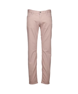 
Ontmoet jouw nieuwe favoriete broek: de Jeans Oud Rose 4507 1764 van Alberto. Deze broek pronkt met een subtiele en verfijnde oudroze kleur die moeiteloos combineert met jouw dagelijkse garderobe. Gemaakt van hoogwaardig katoen, biedt deze broek je niet alleen stijl maar ook comfort dat de hele dag aanhoudt. Met een klassieke ritssluiting en knoop, zorgt de broek voor een probleemloze pasvorm die gemakkelijk aan te passen is. De praktische zakken aan zowel voor- als achterzijde voegen functionaliteit toe zonder afbreuk te doen aan het slanke design. Het effen dessin houdt de look schoon en veelzijdig, terwijl de nette afwerking getuigt van Alberto's aandacht voor detail. Deze jeans is niet alleen een kledingstuk; het is een uiting van persoonlijke stijl. Of je nu gaat voor een casual uitstraling met een t-shirt en sneakers of het wat formeler aanpakt met een blazer, deze broek kan het allemaal aan. Ervaar zelf de veelzijdigheid en het comfort van deze Alberto jeans en maak hem een