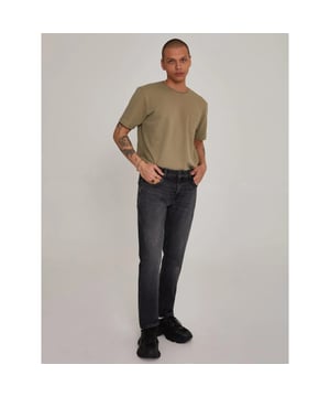 
Deze zwarte regular fit jeans van LTB Jeans het model Hollywood Z. Deze spijkerbroek is gemaakt om een verfijnde comfort te bieden tijdens het dragen. Deze jeans is gemaakt van 99% katoen en 1% elastaan.