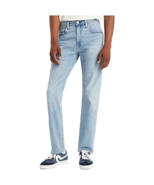 
Ontdek de perfecte combinatie van stijl en comfort met de 502 Taper Call It Off jeans van Levi's. Deze lichtblauwe jeans biedt een moderne uitstraling met een medium hoge tailleband, ideaal voor elke gelegenheid. De normale pasvorm zorgt ervoor dat je je vrij kunt bewegen, terwijl de rechte pijpen een tijdloze look uitstralen. Gemaakt van een luxe mix van elastane en katoen, voelt deze jeans heerlijk aan op de huid. Draag hem casual met een t-shirt of kleed hem op met een blouse voor een meer verzorgde look. Deze jeans is de ideale aanvulling op je garderobe en zorgt ervoor dat je er altijd fantastisch uitziet. Met de Levi's 502 Taper ben je verzekerd van kwaliteit en stijl die nooit uit de mode raakt.