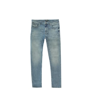 
De Cars regular fit heren jeans, model Towers, in de kleur stone used, biedt een stoere en veelzijdige look. Gemaakt van 81% katoen, 18% polyester en 1% elastaan, combineert deze jeans comfort met een beetje stretch voor extra bewegingsvrijheid. De lichte wassing geeft de jeans een moderne uitstraling, perfect voor zowel casual als nettere outfits. Een must-have in elke herengarderobe!