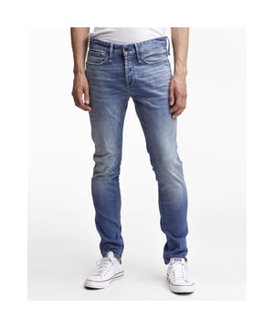 
- Over het Merk: Denham is een in Nederland opgericht denimmerk dat in 2008 werd opgericht door Engelse jeanmaker Jason Denham. Het merk staat bekend om zijn unieke en eigenzinnige ontwerpen. De kleding van Denham is gemaakt van hoogwaardige materialen, zoals denim, katoen en wol. Het merk biedt een breed scala aan items aan, waaronder jeans, jassen, broeken, truien, overhemden en accessoires. De ontwerpen van Denham zijn vaak geïnspireerd door de Amerikaanse en Japanse denimcultuur. Het merk gebruikt unieke stijlelementen, zoals contrasterende stiksels, vintage wash en oversize pasvormen, om een unieke en eigenzinnige uitstraling te creëren.