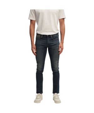 
Razor AWD jeans van Denham is een authentieke comfortabele stretch denim met een donkere wassing en heeft een zachte ingedragen afwerking met lichte details. Het is een 5-pocket model jeans met knoopsluiting.