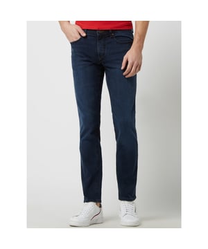 
<p><strong>Dutch Bastard Jeans - Tim Dark Navy</strong></p>
<p>Een mooie heren jeans van Dutch Bastard in model Tim gemaakt van een comfortabele stretch denim. Deze jeans heeft een moderne pasvorm met een bijzonder detail; namelijk boven de rechterachterzak zit een verborgen 6de pocket voor jouw GSM! Dit is de perfecte jeans voor op kantoor of in je vrije tijd.</p>
<ul>
<li>Modern fit</li>
<li>Smalle rechte pijp</li>
<li>Ritssluiting</li>
<li>98%Katoen / 2% Elasthan</li>
</ul>