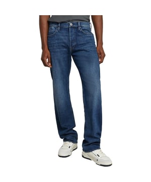 
Ervaar het comfort van de Dakota Regular Straight jeans van G-Star Raw. Deze jeans biedt een relaxed pasvorm die moeiteloos aansluit op jouw stijl. Dankzij het gebruik van elastaan en katoen geniet je van ultieme bewegingsvrijheid. De normale taillehoogte en de knoopgulp zorgen voor een tijdloze uitstraling die bij elke gelegenheid past. Met de verborgen geldzakje aan de binnenkant van de band. Deze jeans heeft rechte pijpen die een moderne look combineren met een royale fit. Wil je de jeans iets passender dragen? Bestel dan een maat kleiner voor een straigt pasvorm. Stap met vertrouwen de deur uit in deze veelzijdige en stijlvolle jeans.