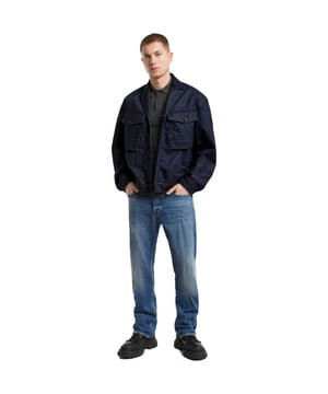 
De Dakota Regular Straight Faded Blue Marble jeans van G-Star Raw is een nieuwe jeans voor mannen die op zoek zijn naar de juiste looks. Deze straight jeans in een prachtige blauwe kleur is gemaakt van een mix van organisch katoen, recyclekatoen en elastan waardoor het zowel duurzaam als trendy is voor elk seizoen: zomer, winter, lente of herfst. Wordt verkocht in 3 lengtematen. Met zijn rechte model en middenhoge taille is deze jeans ideaal voor mannen die van een relaxte fit houden.