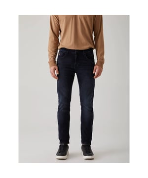 
Deze donkerblauwe slim fit jeans van LTB Jeans het model Joshua. Deze spijkerbroek is gemaakt om een verfijnde comfort te bieden tijdens het dragen. Door de elasticiteit, oftewel door de stretch, is het extra comfortabel om deze spijkerbroek te dragen. Naast de comfort van deze jeans is ook de bewegingsvrijheid erg prettig. Deze jeans is gemaakt van 98% katoen en 2% elastaan.