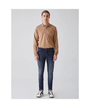 
Deze donkerblauwe slim fit jeans van LTB Jeans het model Smarty. Deze spijkerbroek is gemaakt om een verfijnde comfort te bieden tijdens het dragen. Deze jeans is gemaakt van 98% katoen en 2% elastaan.
