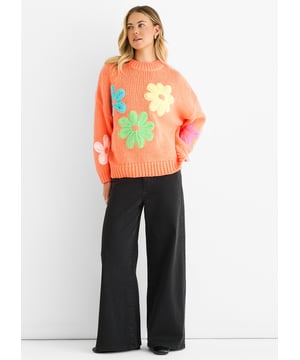 Dieser orangefarbene, florale gehäkelte, grobstrickige Oversized-Pullover verbindet mutiges Design mit gemütlichem Komfort. Das lebendige florale Häkelmuster hebt sich von der groben Strickstruktur ab, während der oversized Schnitt ein entspanntes, angenehmes Tragegefühl garantiert. Ideal für lässige Tage, an denen Sie warm und mühelos stilvoll bleiben möchten.