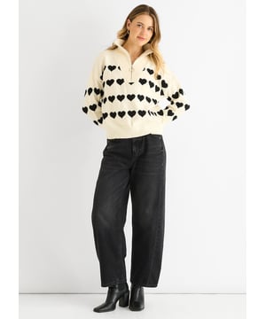 Der Cream Heart Zip Up Loose Fit Strickpullover bietet eine perfekte Mischung aus Komfort und mutigem Stil. Hergestellt aus weichem Strickmaterial mit lockerer Passform, zeichnet er sich durch ein auffälliges Herzdesign und einen praktischen Reißverschluss vorne aus, was ihn zu einer idealen Wahl für lässige, selbstbewusste Looks macht.