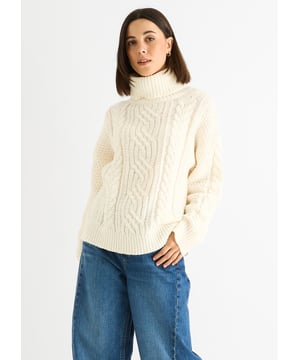 Dieser creamfarbene, kabelgestrickte Pullover mit hohem Kragen vereint gewagten Stil mit gemütlichem Komfort. Mit einem klassischen Kabelstrickmuster und einem enganliegenden hohen Kragen ist er perfekt, um Ihrem Freizeitlook Wärme und Textur zu verleihen. Ideal zum Schichten oder zum Tragen allein, bietet er einen entspannten und zugleich selbstbewussten Look für den Alltag.