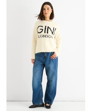 Der beige Gini London Fellpullover im LOOSE RECYCLE FIT vereint lässigen Komfort mit mutigem Stil. Hergestellt aus weichem, recyceltem Fleece bietet er einen lockeren, entspannten Schnitt, der gemütlich und atmungsaktiv ist. Die warme beige Farbe verleiht Ihrer Garderobe einen vielseitigen, natürlichen Akzent, perfekt, um eine selbstbewusste Aussage zu treffen und dabei den ganzen Tag über bequem zu bleiben.