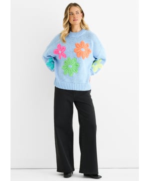 Der blaue florale gehäkelte grobstrick Pullover kombiniert gemütlichen Komfort mit einem gewagten, lässigen Stil. Der grobstrick Stoff und die lebhaften häkeligen Floraldetails schaffen einen warmen, auffälligen Look, während der oversized Schnitt für einen lässigen und bequemen Tragekomfort im Alltag sorgt.