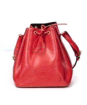 Louis Vuitton Tassen Noe PM Schoudertas in de Rood Kalfsleer in de Gouden Messing  hardware. Het product is in In Uitstekende Staat (A).
  Afmetingen: 24x26x18 cm 
  Inclusief accessoires: None
  Opmerkingen over de hardware: Licht verkleurd
  BrandCo Paris vindt zeldzame artikelen in de beste staat voor ongelooflijke prijzen. Het is de moeite waard om geduldig te zijn! Koop met vertrouwen: alle artikelen van BrandCo Paris worden zorgvuldig geselecteerd en geverifieerd door ons team van experts.

  Alle artikelen worden geleverd met een certificaat van echtheid en verpakt door BrandCo Paris.

  Classificatietabel voor de conditie van het artikel:

  N (als nieuw)
  AA (perfecte staat)
  A (uitstekende staat)
  AB (zeer goede staat)
  B (goede/redelijke staat)