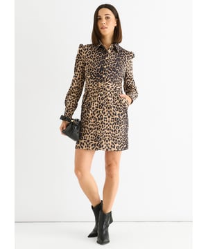 Umarmen Sie einen mutigen Stil mit diesem braunen Tiermotiven-Militär-Mini-Kleid. Es bietet eine bequeme Passform und auffälligen Tierdruck, der lässige Leichtigkeit mit einem starken, strukturierten, militärisch inspirierten Design kombiniert. Perfekt, um ein selbstbewusstes Statement zu setzen, während Sie den ganzen Tag entspannt bleiben.