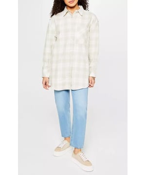 These super soft pure cotton Mom Jeans will be your go to this winter. Cut in a high rise in a relaxed fit, they are both comfortable and flattering. Finished at a stylish ankle grazer length, team with your favourite trainers or boots to set your look.
These are end of line ex Firetrap and may not be in original packaging.