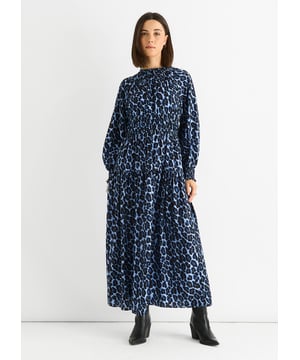 Dieses Maxikleid mit blauem Tierdruck und gerafftem Hohem Kragen bietet eine bequeme Passform mit einem mutigen Touch. Die gerafften Details formen das Oberteil, während der hohe Kragen und der fließende Maxirock einen entspannten, stilvollen Look verleihen. Ideal für lässige Tage, an denen Sie mühelos auffallen möchten.