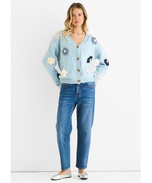 Der blaue 3D-Kontrast-Blumen-Crochet-Cardigan bietet eine bequeme Passform mit einem mutigen, lässigen Stil. Sein kompliziertes 3D-Blumen-Crochet-Design fügt Tiefe und Kontrast hinzu und macht ihn zu einem auffälligen Teil für den Alltag. Weich und atmungsaktiv, ist dieser Cardigan perfekt zum Schichten und zum Ausdruck deines einzigartigen Modegeschmacks.