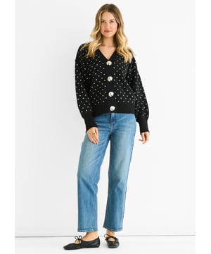Dieser Strickpullover mit Knopfleiste und schwarzem Punktmuster bietet eine bequeme Passform mit einem auffälligen gepunkteten Design. Er wurde für die legere Freizeitmode entworfen und sein Knopf-Frontstil verleiht Vielseitigkeit, sodass er sich leicht schichten oder allein tragen lässt. Perfekt für alle, die Boldness mit täglichem Komfort kombinieren möchten.