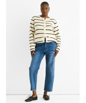 Der Cream Stripe Military Crop Recycle Knit Cardigan bietet einen auffälligen, lässigen Look mit bequemer Passform. Hergestellt aus recycelten Garnen, verfügt dieser kurze Cardigan über auffällige cremefarbene Streifen und ein militärisch inspiriertes Design, das perfekt ist, um Ihren Alltagsoutfits eine umweltbewusste Note zu verleihen.
