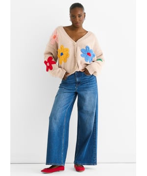 Der camel-farbene Cardigan mit floralen Strickmustern und langen Ärmeln bietet eine perfekte Mischung aus Komfort und mutigem Stil. Der weiche Strickstoff sorgt für ein angenehmes Tragegefühl, während das lebendige Blumenmuster einen selbstbewussten, lässigen Flair verleiht. Ideal zum Layering bringt dieser Cardigan Wärme und Persönlichkeit in deine alltäglichen Outfits.