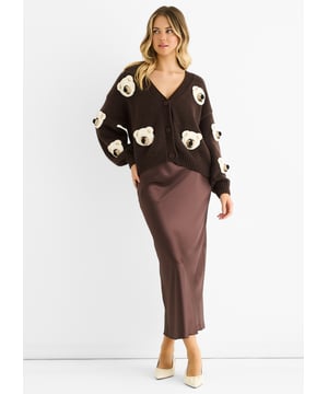 Bleiben Sie warm und stilvoll mit dem Chocolate 3D Contrast Teddy Cropped Cardigan. Sein weicher Teddy-Stoff und die mutigen 3D-Häkelelemente sorgen für einen gemütlichen und gleichzeitig auffälligen Look, perfekt für legere Tage, an denen Komfort auf selbstbewusste Mode trifft.