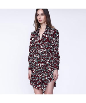 Zeer modern item met zijn gedrapeerde snit die begint vanaf de schouder en op de heup terechtkomt, onderstreept door een minimalistische knop. Een asymmetrische zoomlijn die een atypische snit voltooit; Dit statement -stuk geeft je garderobe energie. Kan worden gedragen als een korte jurk of als een tuniek over een paar leggins. Eenvoudig te strijken, verkrijgbaar in een bloemenprint in herfstkleuren.
 
 Productdetails :
 Vorm: recht, taille enigszins gemonteerd
 Lengte: 93 cm vooraan, kort
 Lange mouwen
 V Splitsing