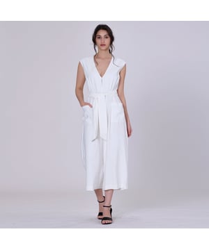 Een minimalistische combinatie die het silhouet onderstreept door een V -halslijn en een grote riem op de taille. Ritmiseerd door twee grote patchzakken en een redelijk suggestieve randkustknoopjes. Een echt statement-stuk dat geschikt is voor ontspannen of semi-formele gelegenheden tijdens het zomerseizoen. Om te dragen met platte sandalen voor een zen -look of hakken voor meer verfijning.
 Productdetails:
 Lengte: 117 cm
 Model draagt ​​maat 10
 Modelhoogte is 5 "7
 Vorm: recht
 V Splitsing
 Mouwloos
 Invisible Zipper Center Back