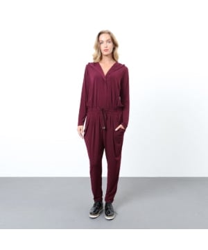 Een must dit seizoen, de jumpsuit: het is verkrijgbaar met een ontspannen snit en een zeer sportieve inspiratie: genoteerde koorden aan de taille, kap, grote zijzakken, allemaal in een comfortabele en vloeiende trui. Toegang tot hakken of enkellaarzen om het een sexy look te geven of de sportieve look te spelen met een paar sneakers.

Vorm: recht
Lengte: 149 cm
Lange mouwen
Hartkraag
Openingscentrum voorkant
Het model meet 1m75 en heeft een maat 38