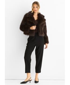 De Chocolate Faux Fur Lapel Short Jacket combineert warmte en casual stijl met een gedurfde twist. De zachte faux fur revers voegt luxueus comfort toe, terwijl de korte snit je look modern en veelzijdig houdt. Perfect om te dragen op koelere dagen, brengt deze jas gezellige verfijning naar elke outfit.