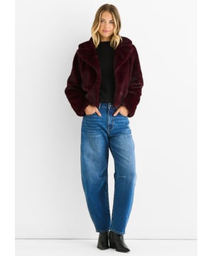 Erlebe lässigen Komfort mit einem mutigen Twist in dieser kurz geschnittenen Jacke aus plüschigem, samtigem Kunstfell in Pflaumenfarbe. Das weiche, strukturierte Kunstfell und der lebhafte Pflaumenton machen sie zu einem echten Blickfang, während der verkürzte Schnitt eine moderne Note verleiht. Ideal zum Schichten, hält sie dich warm, ohne dabei auf Stil zu verzichten.