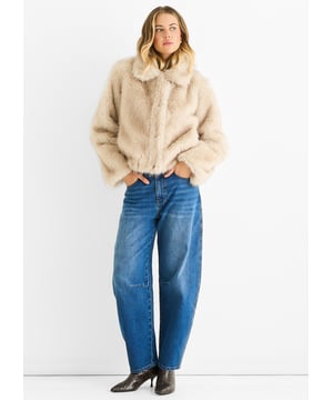 Heben Sie Ihren lässigen Look mit der Beigen Premium Ombre Kunstfelljacke hervor. Ihr weiches, luxuriöses Kunstfell bietet gemütliche Wärme, während der subtile Ombre-Effekt einen mutigen, stilvollen Akzent setzt. Perfekt, um an kühlen Tagen komfortabel und selbstbewusst zu bleiben, verbindet diese Jacke mühelose Bequemlichkeit mit herausragender Mode.