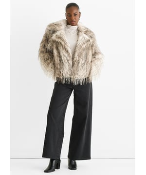 Die braune Schneeleopard-Faux-Fur-Short-Jacke kombiniert auffälligen Animal-Print-Stil mit lässigem Komfort. Ihr weiches Kunstfell zeigt ein auffälliges Schneeleopard-Muster in warmen Brauntönen, das jedem Outfit einen wilden Touch verleiht. Ideal zum Lagenlook, hält diese kurz geschnittene Jacke dich warm und sorgt gleichzeitig für eine selbstbewusste Aussage.