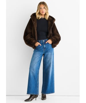 Die Coffee Ombre Kapuzenjacke aus Kunstfell verbindet gemütlichen Komfort mit einem gewagten, lässigen Stil. Ihr weiches Kunstfell weist einen schönen kaffeefarbenen Ombre-Effekt auf, während die Kapuze zusätzliche Wärme und eine entspannte Ausstrahlung verleiht. Perfekt zum Drüberziehen an kühleren Tagen macht diese Jacke eine selbstbewusste Aussage, ohne den Komfort zu opfern.