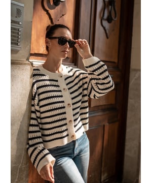 Fügen Sie Ihrem Kleiderschrank einen Hauch von lässigem Komfort hinzu mit unserem cremestreifen Kabelstrick-Crop-Cardigan. Sein kühnes Design und das weiche Strickmaterial machen es zur perfekten Ergänzung für jedes Outfit. Bleiben Sie gemütlich und stilvoll.