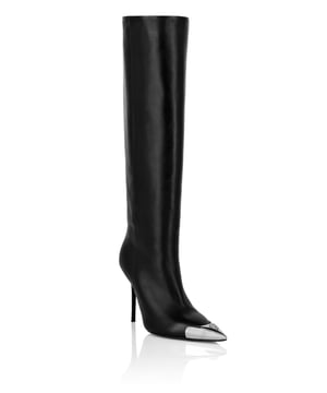 Diese kniehohen Stiefel sind eine wilde Mischung aus scharfem Schnitt und schwüler Schärfe und sind wie geschaffen, um zu befehlen. Tragen Sie sie zu einem strukturierten Minikleid oder einer eleganten Lederhose, um sich unnachgiebig in Szene zu setzen.    Stilettoabsatz und spitze Spitze für einen kühnen, streckenden Effekt   Obermaterial aus Kalbsleder mit modellierter Silhouette strahlt Luxus aus   Metallkappendetail verleiht dem Schuh ein charakteristisches, rebellisches Finish   Futter und Innensohle aus Ziegenleder sorgen für raffinierten Komfort   Kalbsleder-Laufsohle verbessert die Haltbarkeit mit erhöhtem Schliff