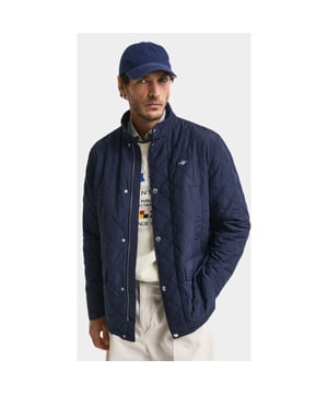 
Gant Winterjack Blauw QUILTED WINDCHEATER MID JACKE 7006497/433 met artikelcode7006497/433 .  van het materiaal 100% Gerecycled Polyester. Extra specificaties: , , , , kleur Blauw.