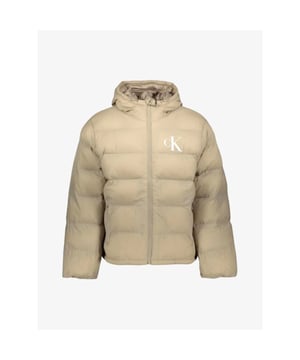 
Waterbestendig nylon, optionele capuchon in kraag, zoom met trekkoord en stoppers, ritssluiting, zakken met ritssluiting, imitatiedonzen isolatie met middengewicht, Calvin Klein-monogram applicatie op de borst, regular fit.
