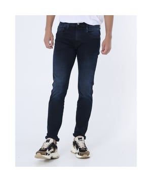 
- Over het Merk: Replay is een Italiaans kledingmerk dat in 1978 werd opgericht door Claudio Buziol. Het merk staat bekend om zijn trendy en casual ontwerpen, die zijn geïnspireerd door de urban lifestyle. De kleding van Replay is gemaakt van hoogwaardige materialen, zoals katoen, denim en leer. Het merk biedt een breed scala aan kleding aan, waaronder jeans, truien, jassen, broeken, shorts en accessoires. De ontwerpen van Replay zijn vaak geïnspireerd door de urban lifestyle. Het merk gebruikt moderne stijlelementen, zoals comfortabele pasvormen, trendy prints en opvallende logo's, om een ​​trendy en casual uitstraling te creëren.