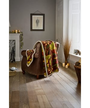 Wrap yourself in comfort with the Winter Leaves Throw. Showcasing rich autumn leaves and acorns, this 130x170cm flannel blanket with sherpa backing is a seasonal essential for rustic style.