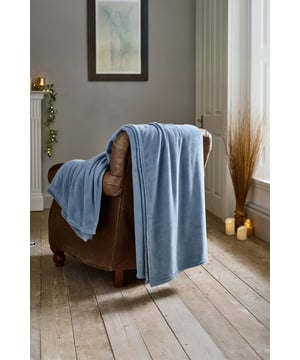 Relax in style with The Big One Throw Blanket in Dusty Blue – an oversized 230x270cm fleece that combines softness with modern charm. Its plush texture and generous size make it perfect for cosy evenings, winter layering, or draping across your favourite chair for a cool-toned accent.