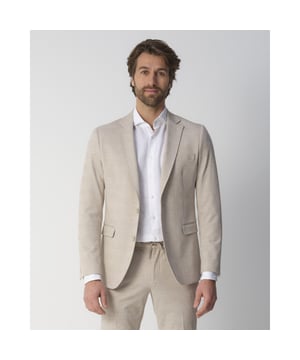 
Runway PARTY - Mix & Match Colbert Romeo straalt stijl en verfijning uit. Gemaakt met een zandkleurig groot ruitontwerp en voorzien van een enkele split, klepzakken en een tweeknoopssluiting. De geweven stof biedt comfort en de binnenzak voegt functionaliteit toe. Runway PARTY combineert moderne mode met klassieke details voor een unieke look. - Over het Merk: Runway for Party People, de naam zegt het al een beetje, dit zijn kleding en accessoires voor de jonge mannen die een feestje hebben. Runway Party is uitermate geschikt voor jongens om jouw outfit met een gala, zoals het eindgala van de middelbare school, compleet te maken