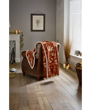 Snuggle into the season with the Autumnal Woodland Throw. Featuring squirrels, foxes, owls, and foliage, this 130x170cm blanket pairs printed flannel with a plush sherpa reverse for extra warmth.